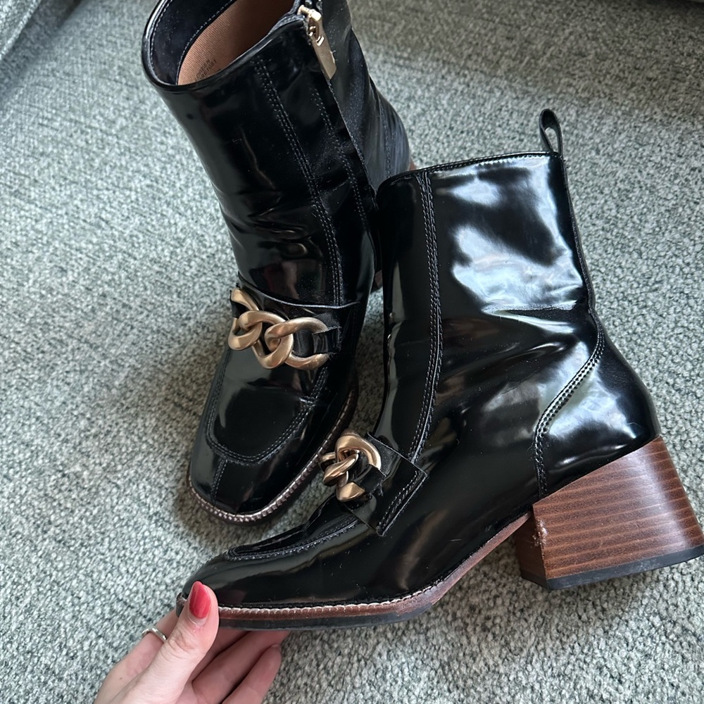 Adorable Steve Madden Boots - Black Leather Ankle Boots with Gold Chain Detail